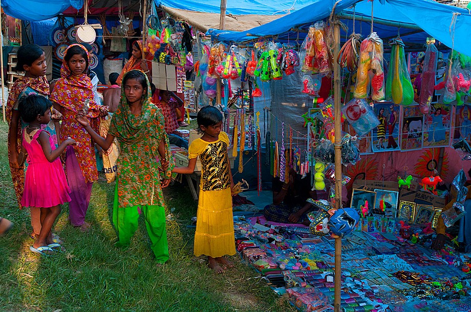 Ramgati, Bangladesz: święto Hare Krishny - dziewczynki na festiwalowym bazarze (Indie i Bangladesz 2010 - imprezy masowe i inne śluby)